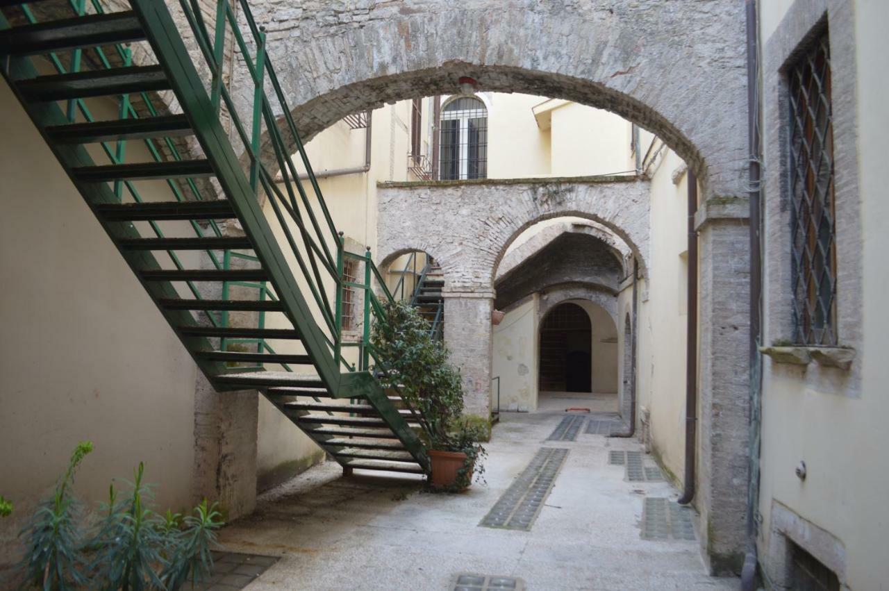 Appartamento In Centro Spoleto Exterior photo